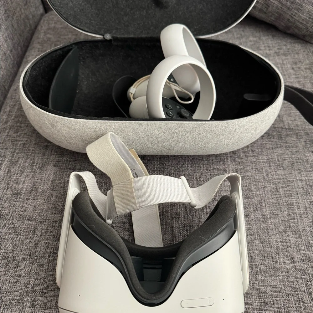 Oculus White VR Headset with Controllers